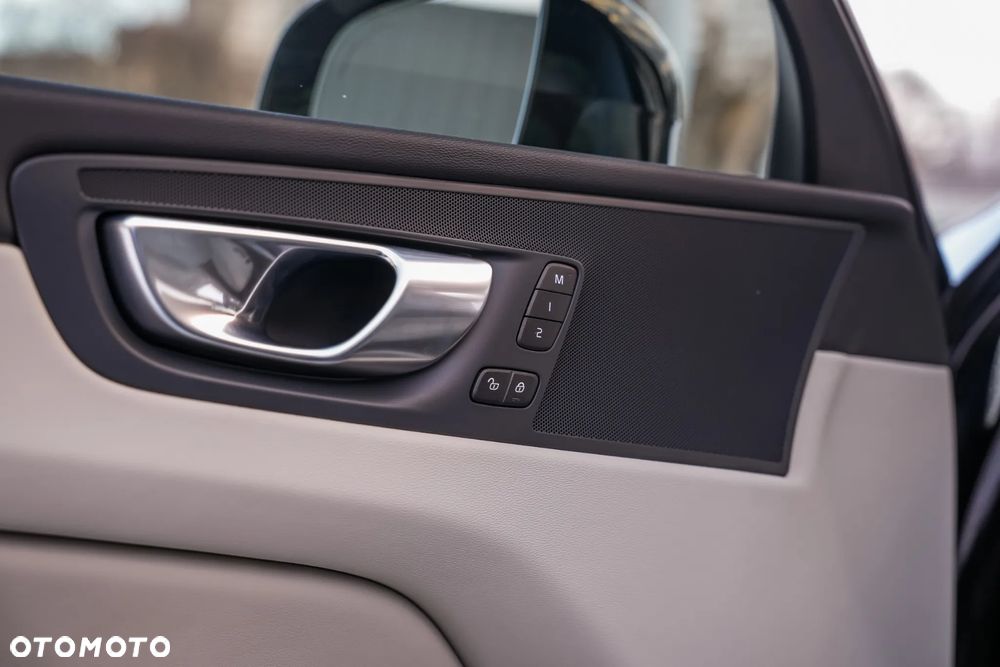 Volvo XC 60 B5 B AWD Ultimate Black Edition - 24