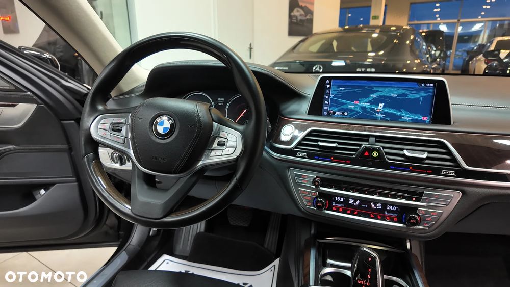 BMW Seria 7 750Li xDrive - 36