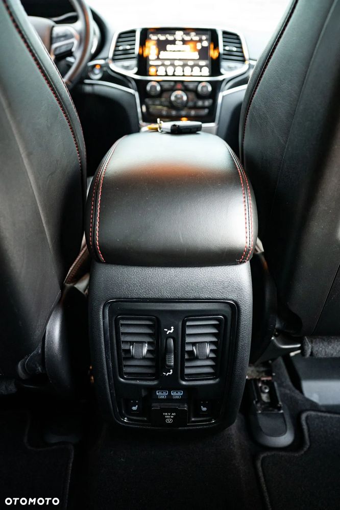 Jeep Grand Cherokee - 24