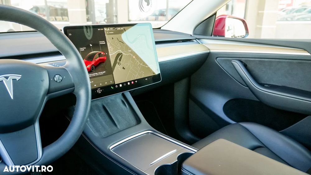 Tesla Model Y - 12