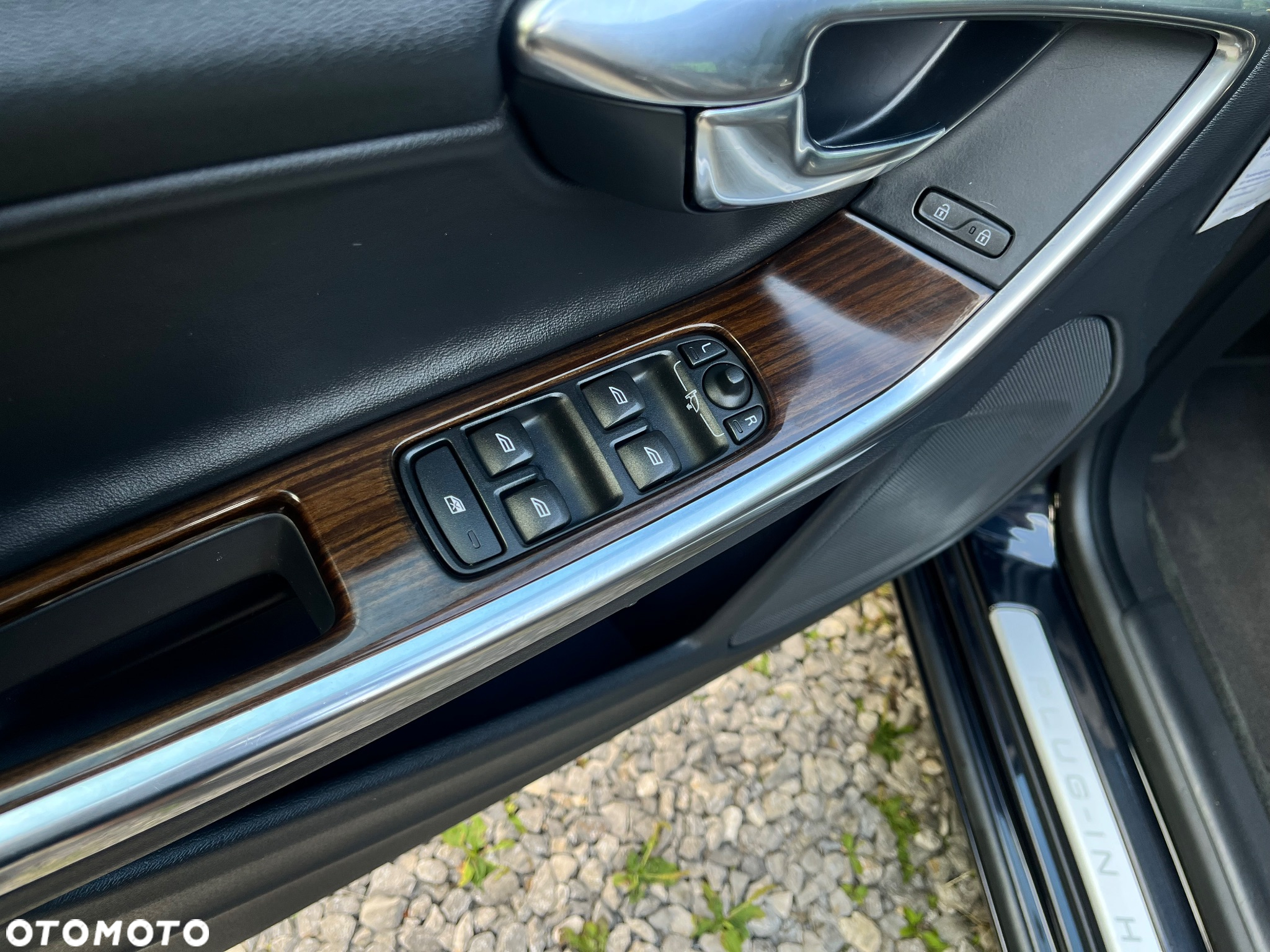 Volvo V60 D6 AWD Plug-in Hybrid R-Design Summum - 23