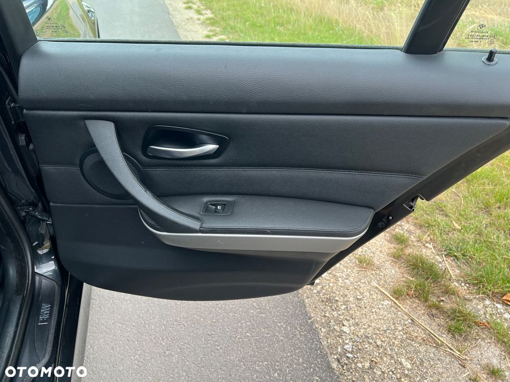 BMW Seria 3 320d DPF Touring - 22