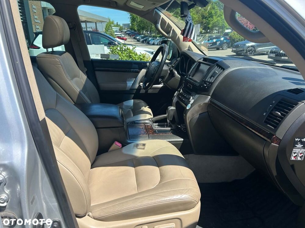 Toyota Land Cruiser - 7