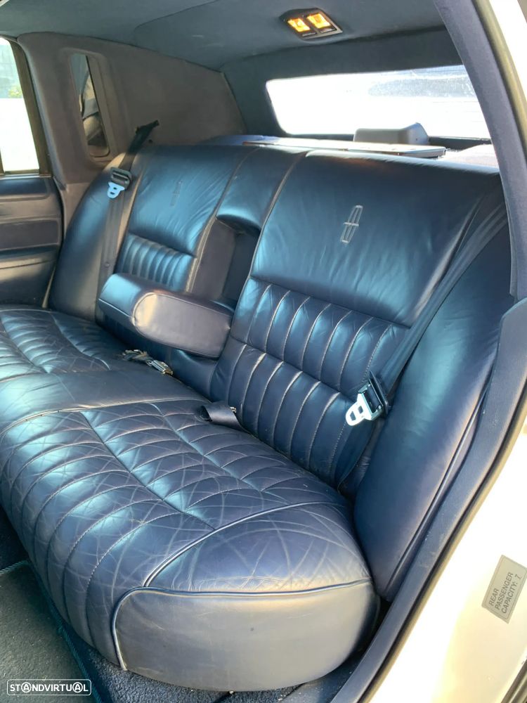 Lincoln Town Car - 11