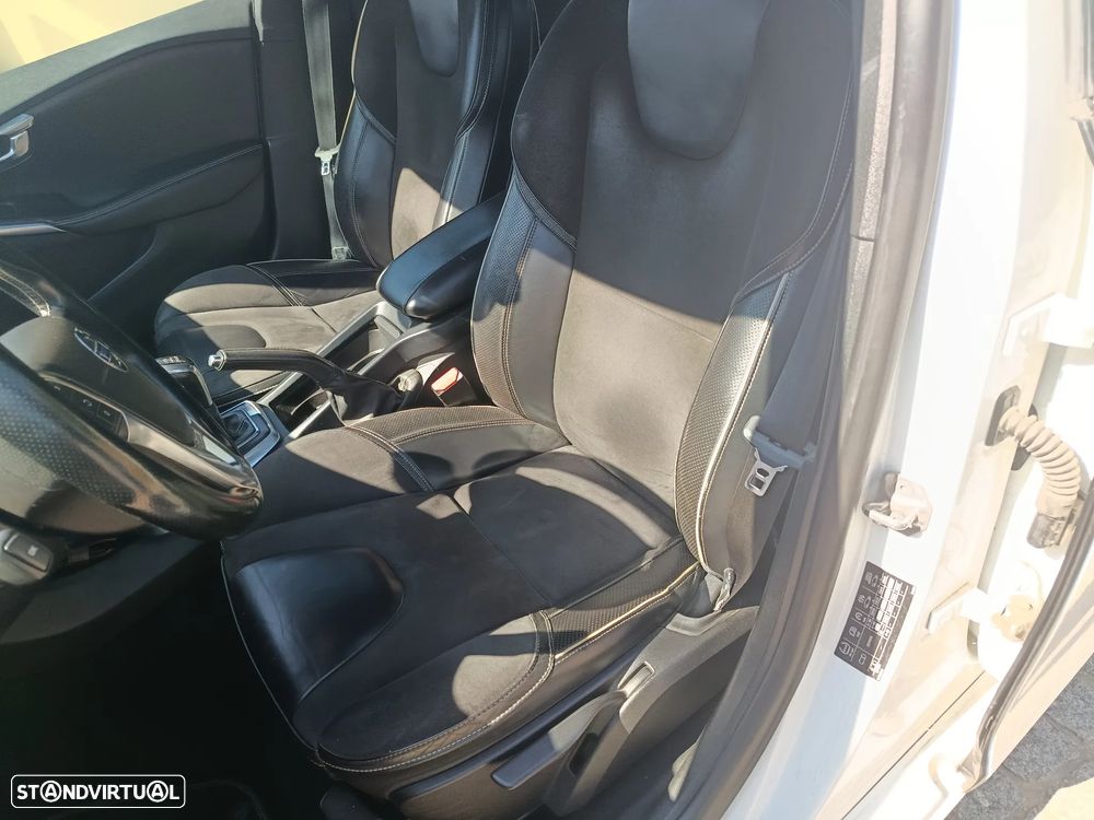Volvo V40 2.0 D4 R-Design - 2
