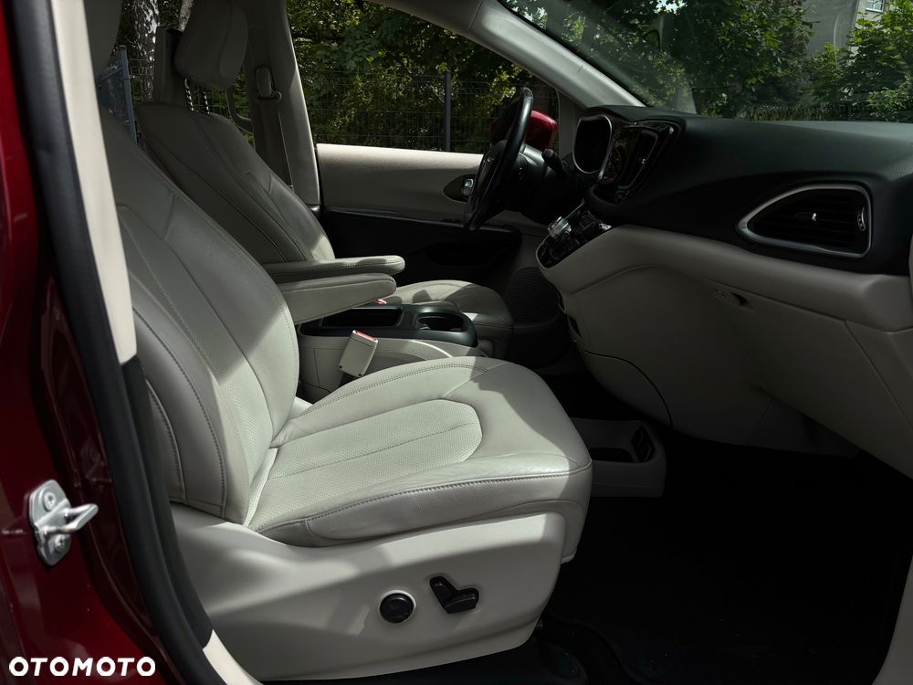 Chrysler Pacifica - 24
