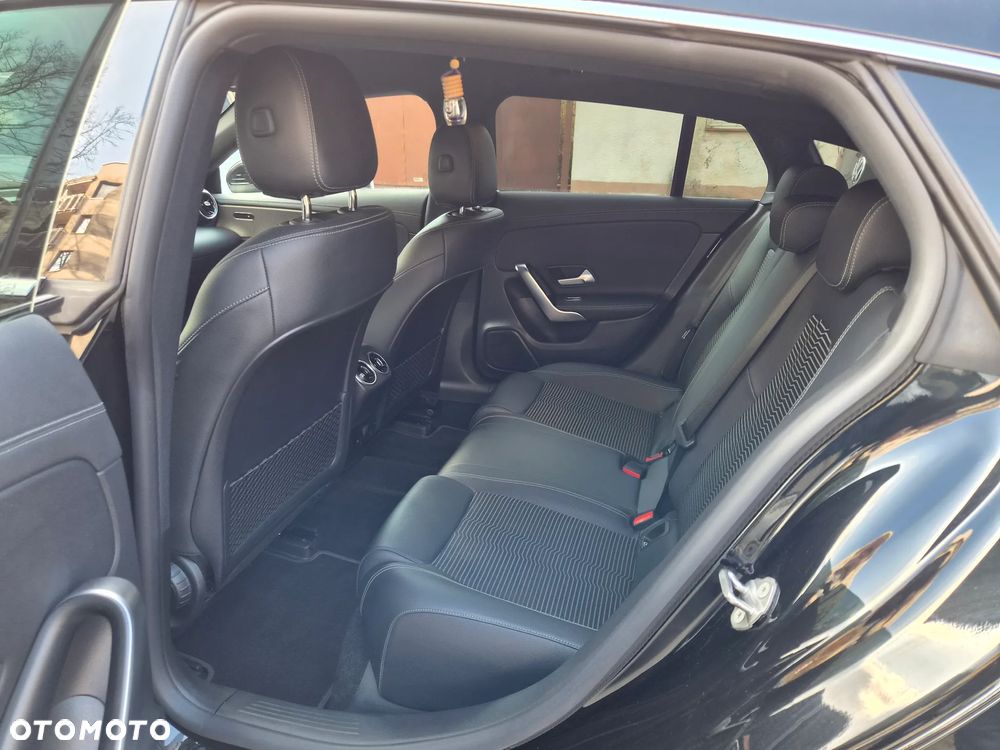 Mercedes-Benz CLA 180 Progressive 7G-DCT - 16