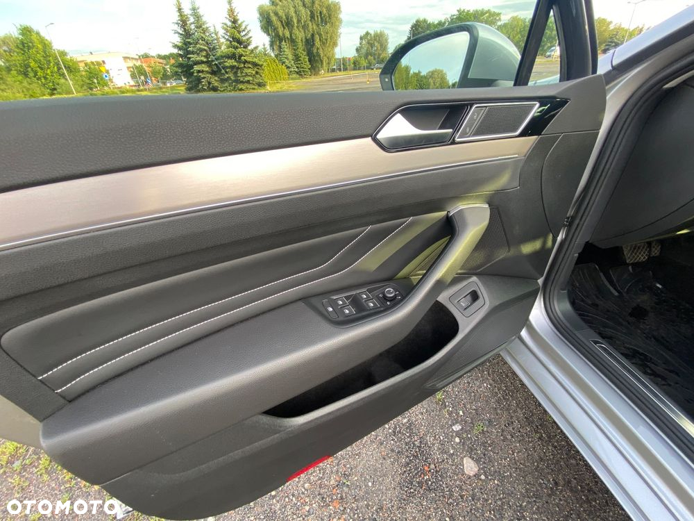 Volkswagen Passat 2.0 TDI SCR Elegance DSG - 13