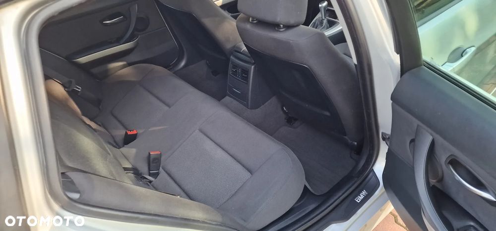 BMW Seria 3 318i Touring - 12