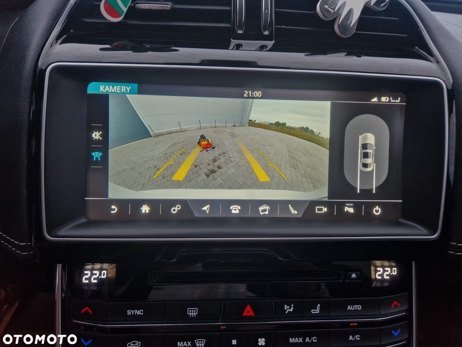 Jaguar XE 2.0 D R-Sport - 22