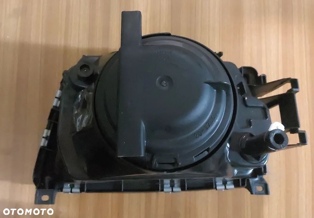 Reflektor prawy pasuje do Audi 100 - 4