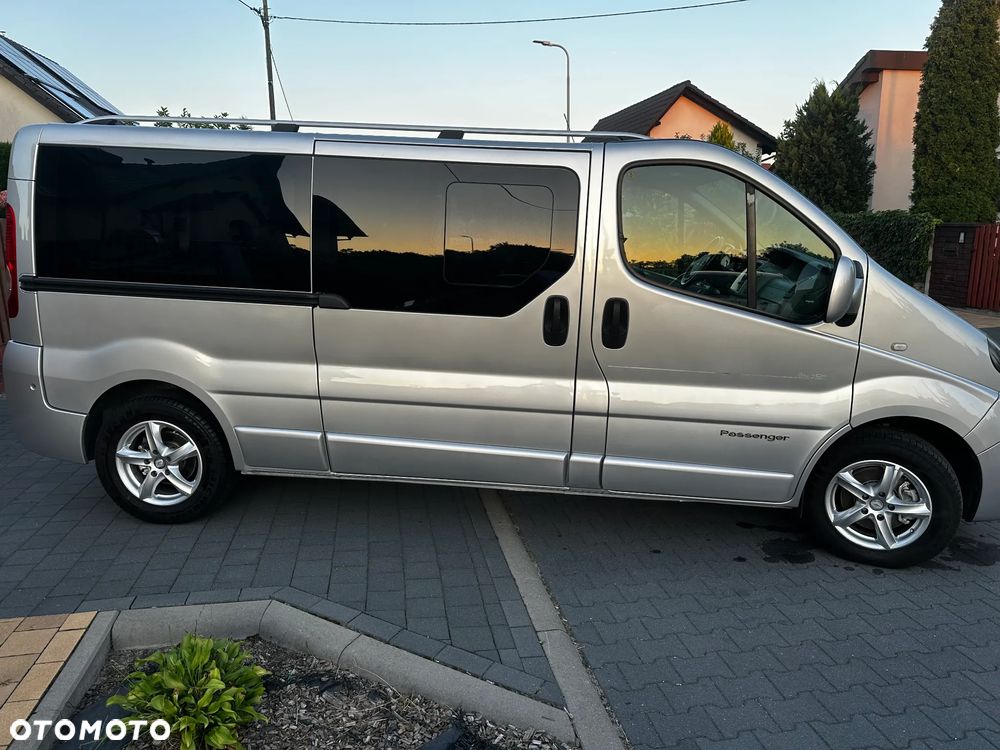 Renault Trafic Grand Passenger Black Edition - 4