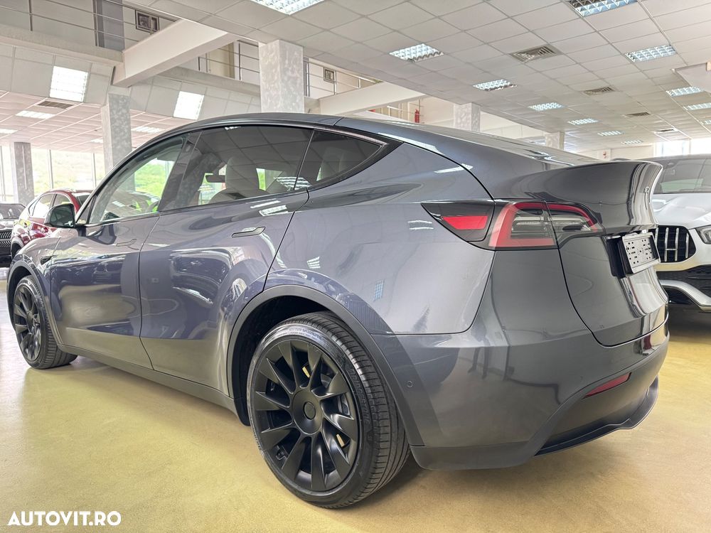 Tesla Model Y - 12