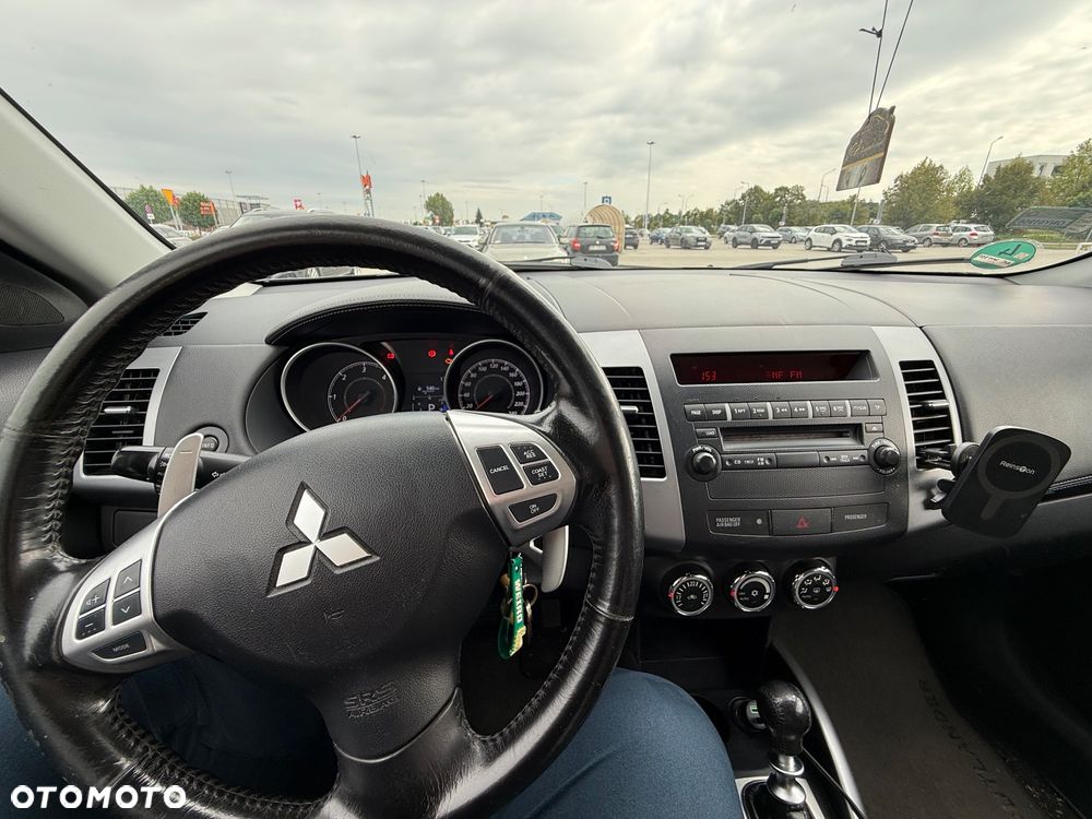Mitsubishi Outlander - 12