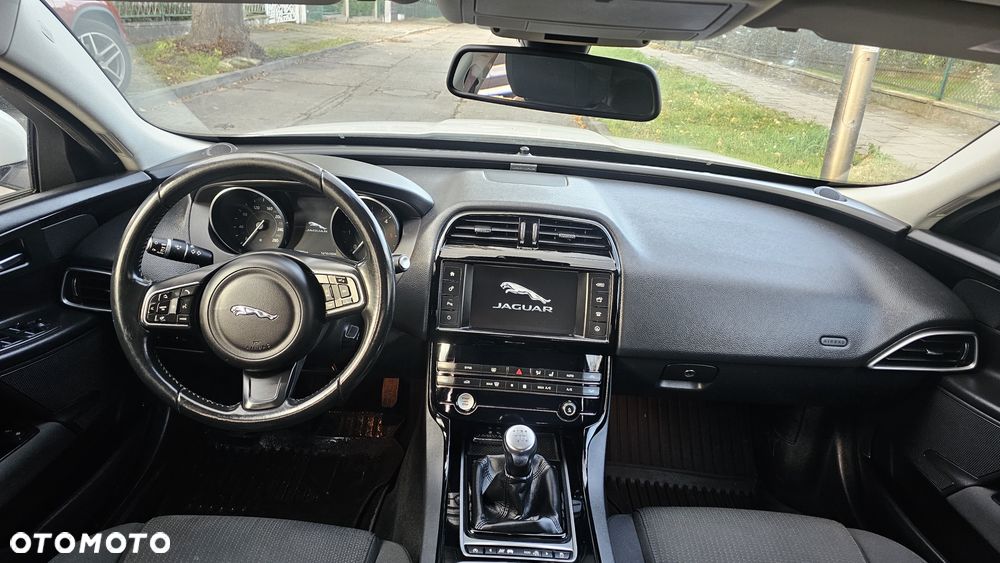Jaguar XE - 17