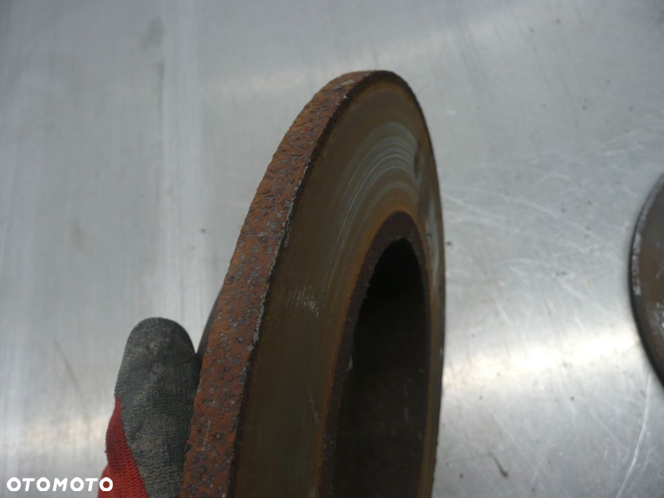 VW JETTA V 1.9TDI TARCZE HAMULCOWE TYŁ - 2