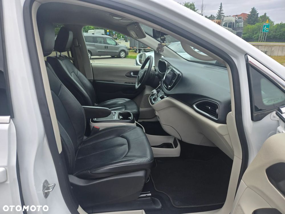 Chrysler Pacifica - 13