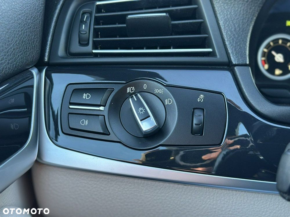 BMW Seria 5 528i xDrive - 15