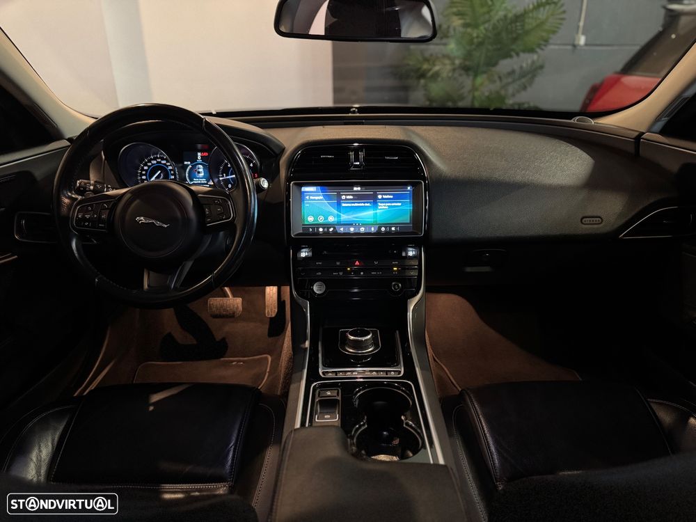 Jaguar XE 2.0 D R-Dynamic HSE - 30