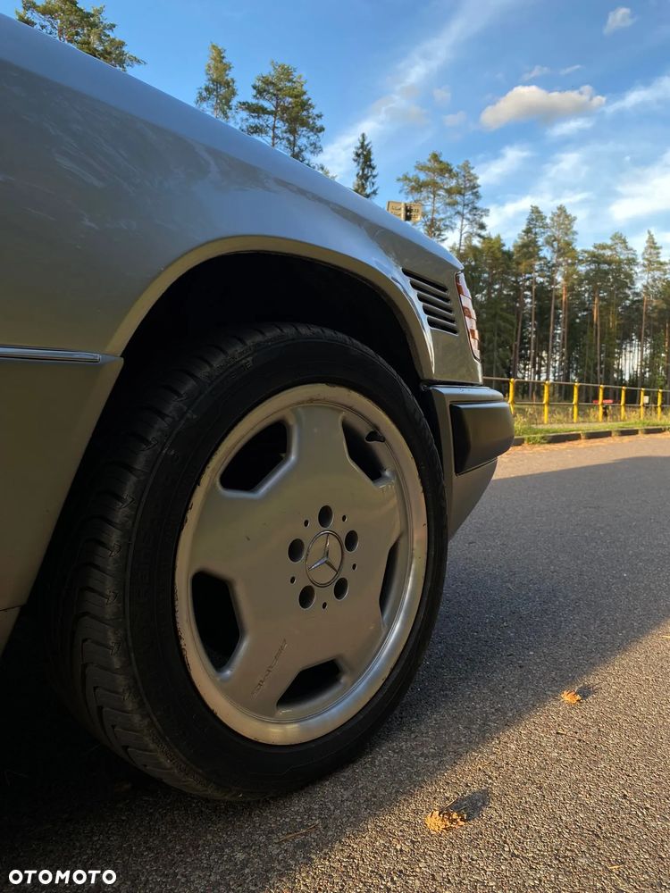 Mercedes-Benz Klasa E 300 TD Turbo 4Matic - 16
