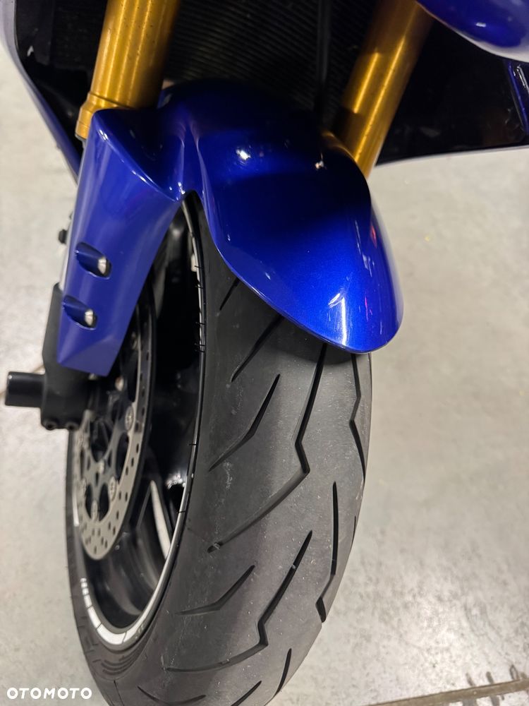 Yamaha R1 - 12