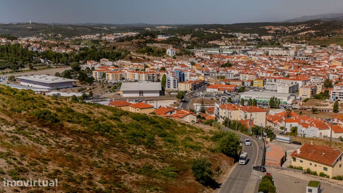 MORADIA T4 ISOLADA c/Garagem e Jardim! Junto à cidade de Torres Vedras - Grande imagem: 2/61