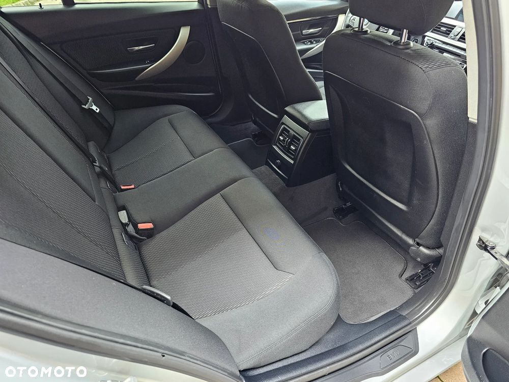BMW Seria 3 318d Touring Sport Line - 33