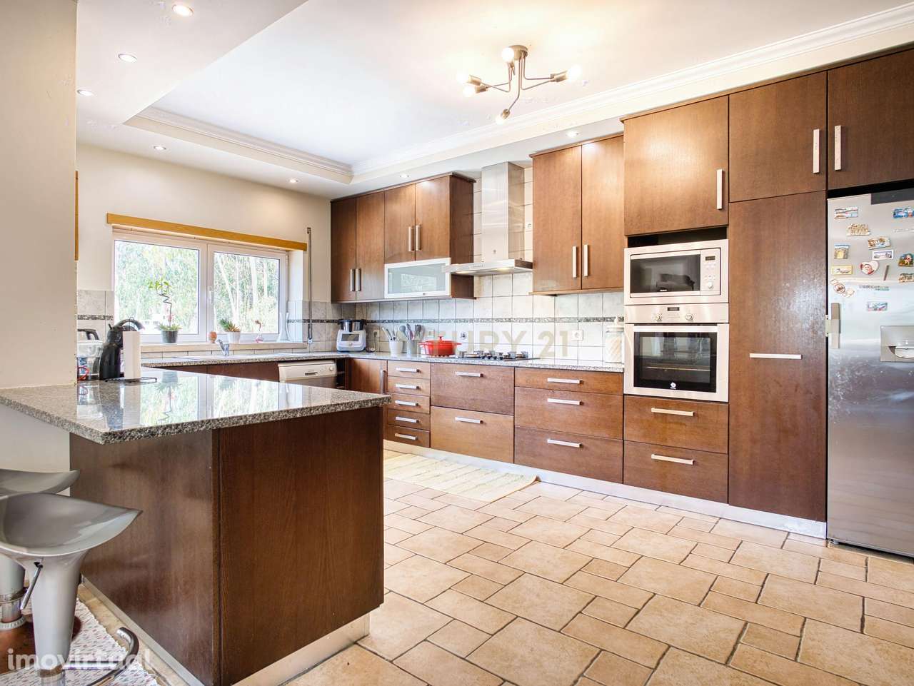 Moradia Térrea com Dois Pisos, Perfeita para Famílias e Convívios – Um - Grande imagem: 3/37