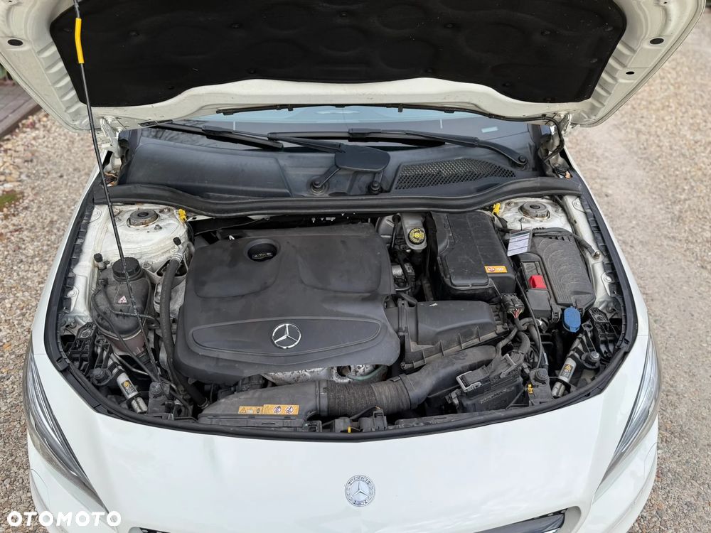 Mercedes-Benz CLA 200 7G-DCT Orange Art Edition - 32
