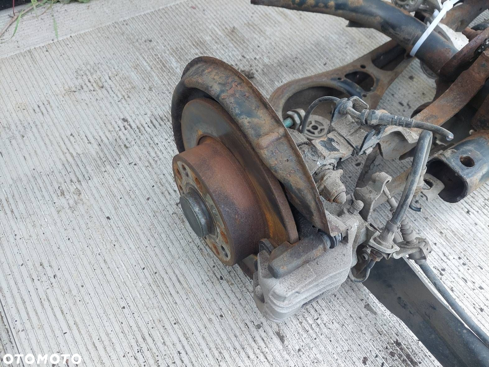 KOMPLETNE ZAWIESZENIE BELKA SANKI TYŁ AUDI A3 8P HB 3D - 5