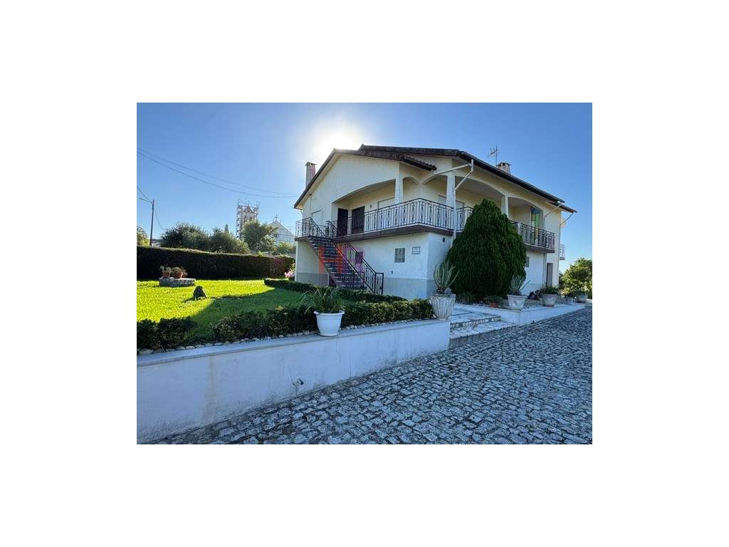 Vende-se Moradia Isolada com garagem e com terreno e árvores de fruto. - Grande imagem: 5/60