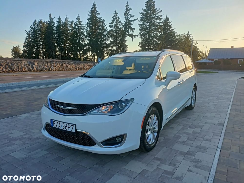 Chrysler Pacifica - 2