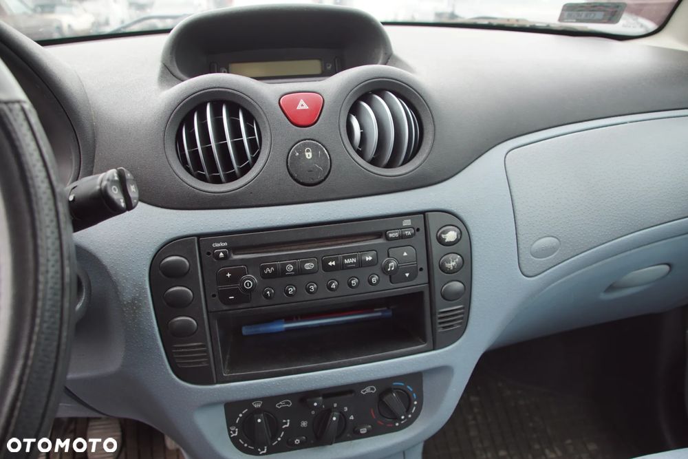 Auto na części - Citroen C3 I 1.4 73 KM KFV 20CQ09 EZR 2003R Silnik Skrzynia Drzwi Maska Błotnik Klapa Zderzak Lampa Lusterko Klamka Szyba Deska Kokpit Sterownik Moduł Czujnik Licznik Panel Wyświetlacz Kierownica - 12