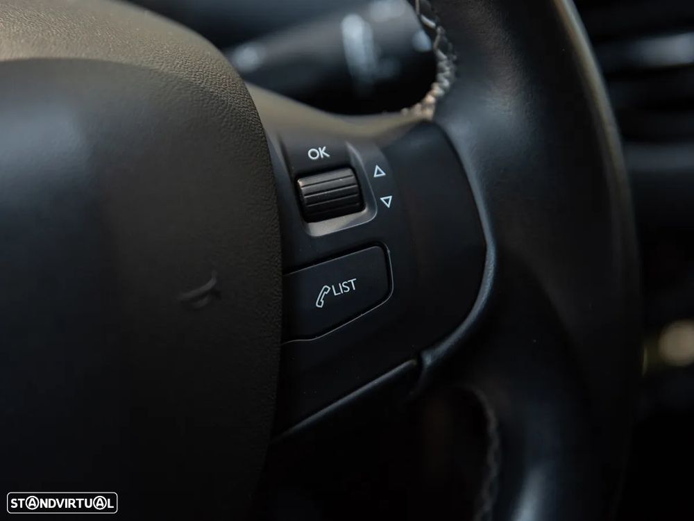 Peugeot 2008 1.2 PureTech Allure EAT6 - 22