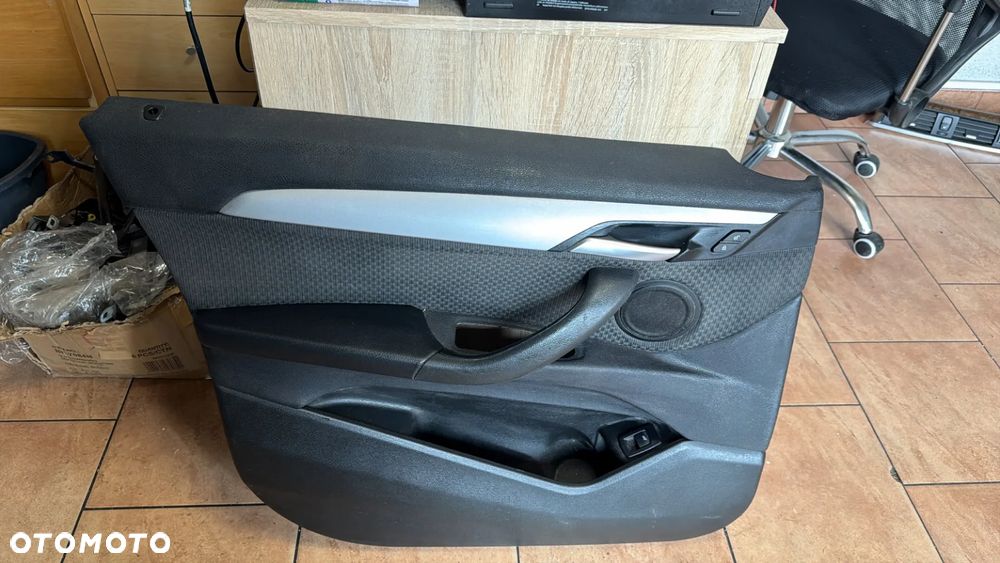 TAPICERKA DRZWI LEWY PRZÓD BMW F39 - 1