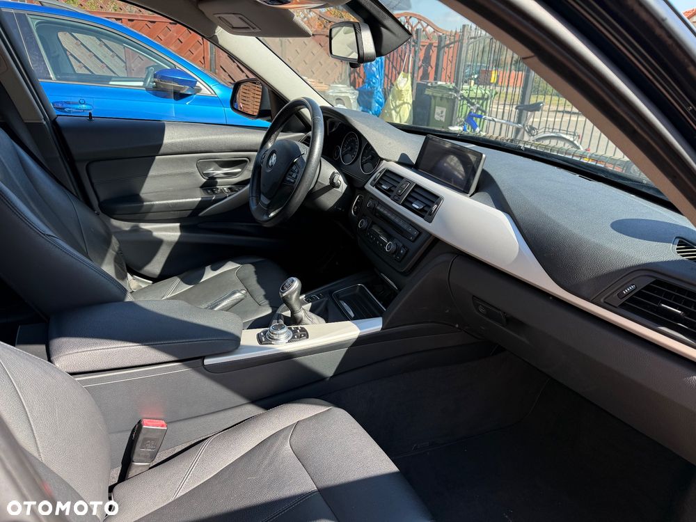 BMW Seria 3 320i - 10