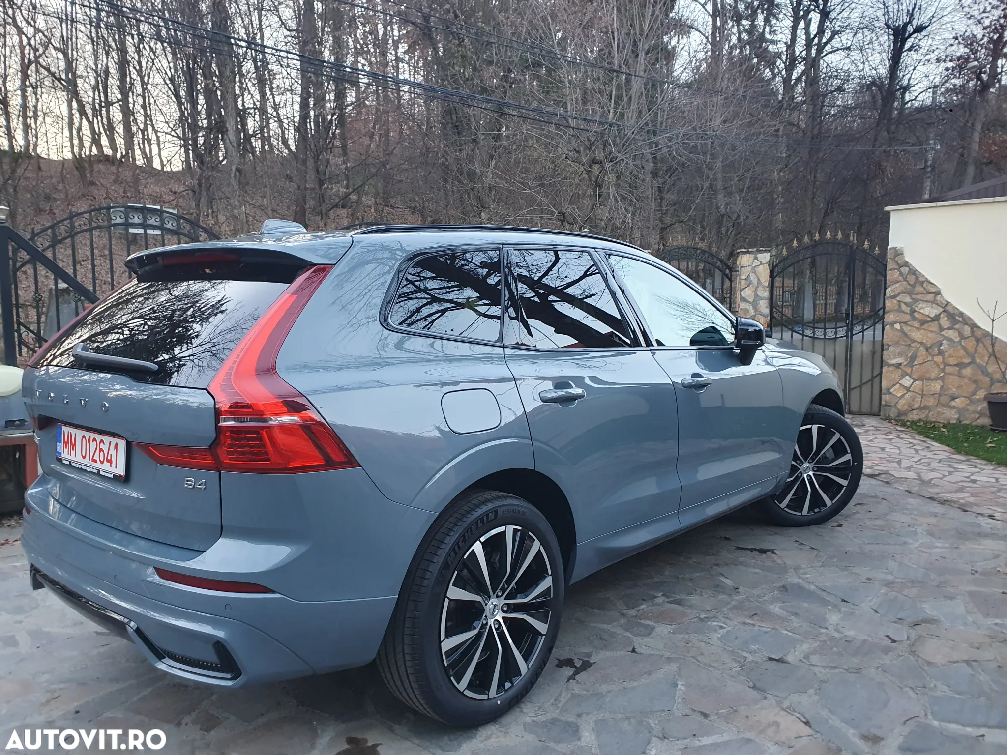 Volvo XC 60 B4 MHEV AT FWD Plus Dark - 3