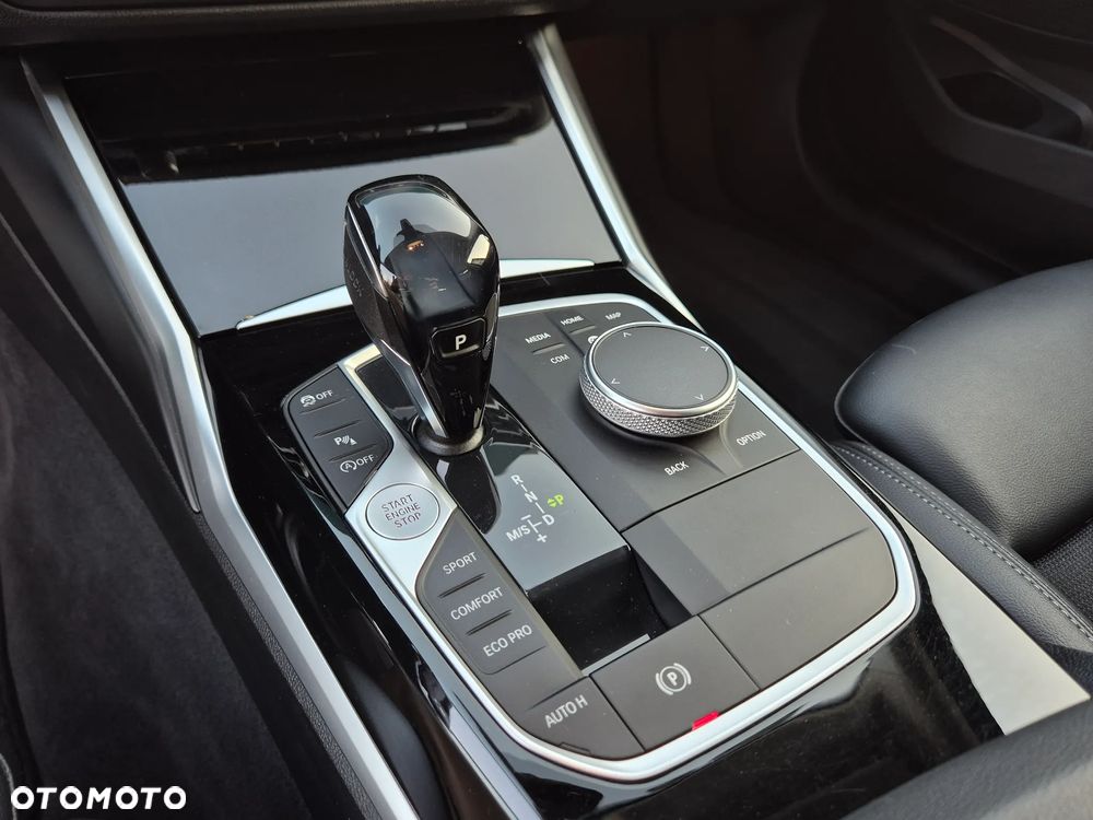 BMW Seria 3 330i Sport Line - 35