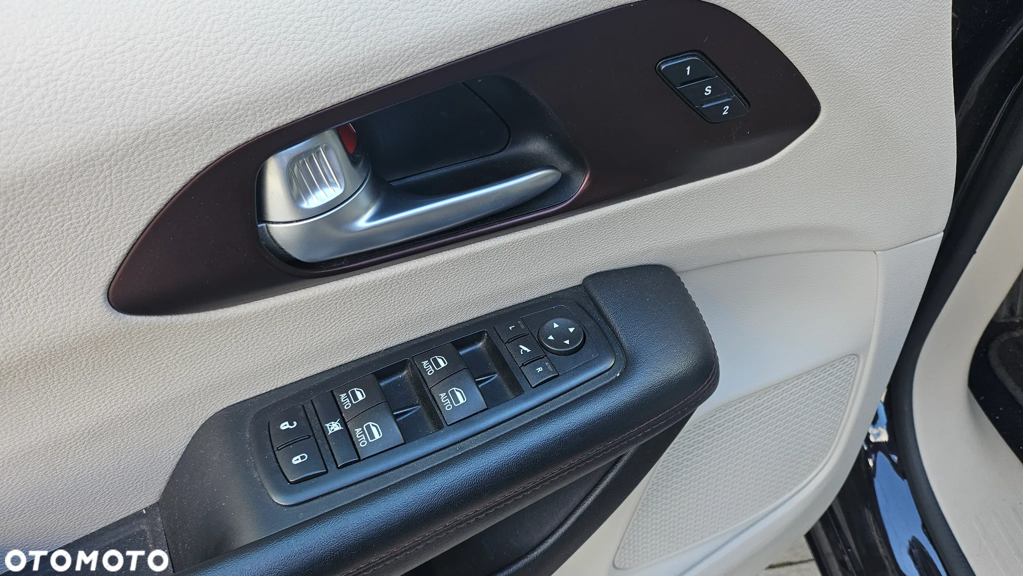 Chrysler Pacifica - 11
