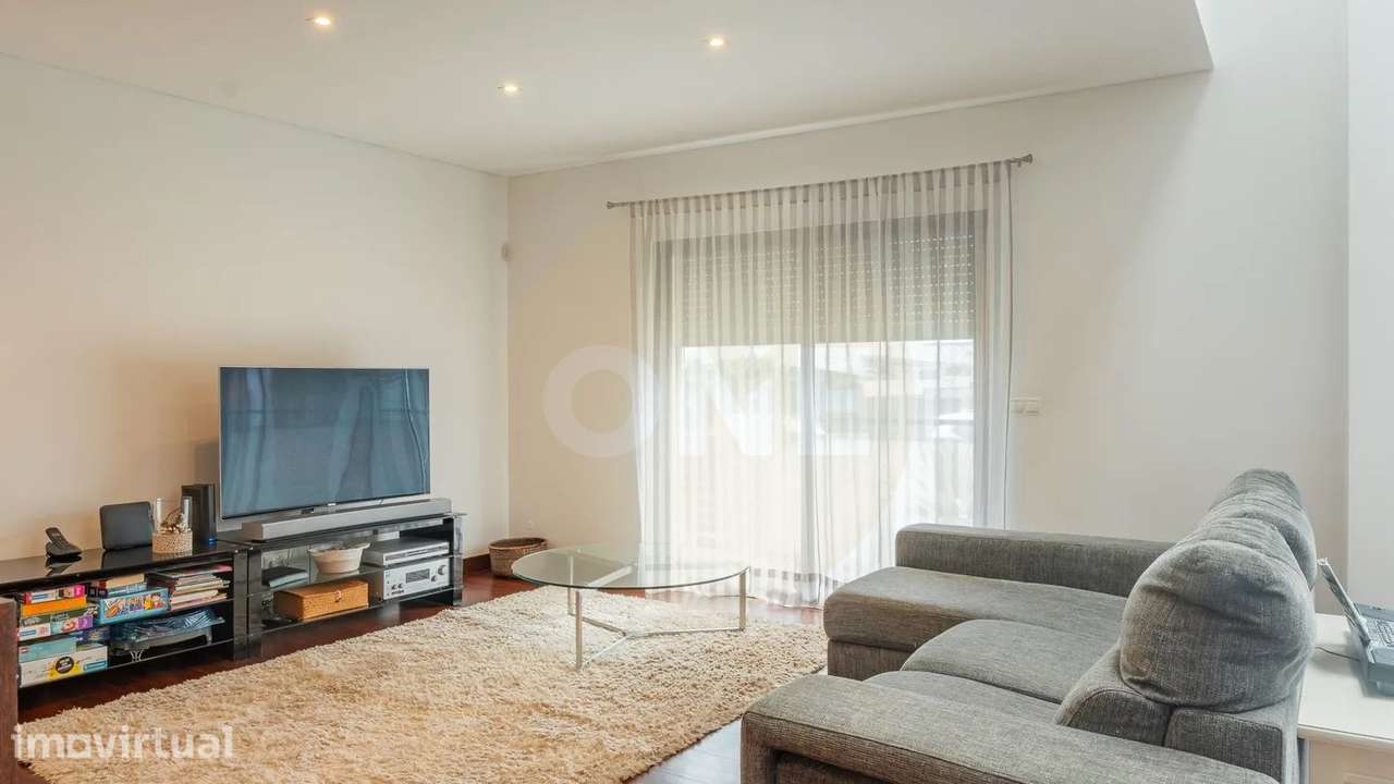Moradia T5 Isolada com garagem – Elegância, Conforto e Privacidade - Grande imagem: 4/38