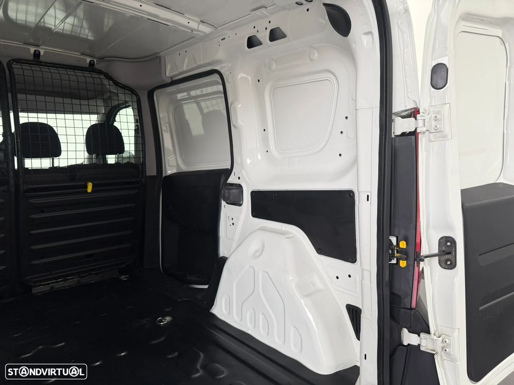 Fiat DOBLO CARGO 1.3 M-JET 95 CV - 3 LUGARES - IVA DEDUTIVÉL - 44