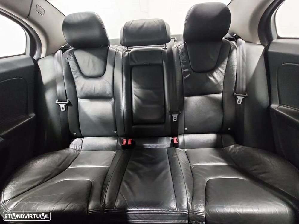 Volvo V60 2.0 D3 Momentum - 17