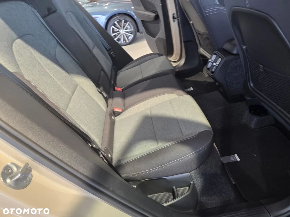 Volvo XC 40 B4 Plus Black Edition - 26