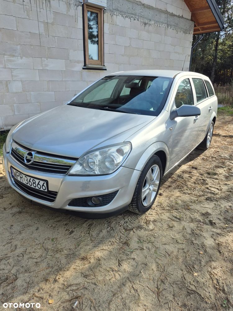 Opel Astra 2010 photo 2