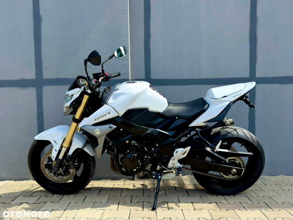 Suzuki GSR - 6