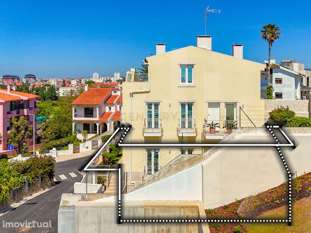 T3+1 Duplex em Moradia Bifamiliar | São Pedro do Estoril - Grande imagem: 2/44