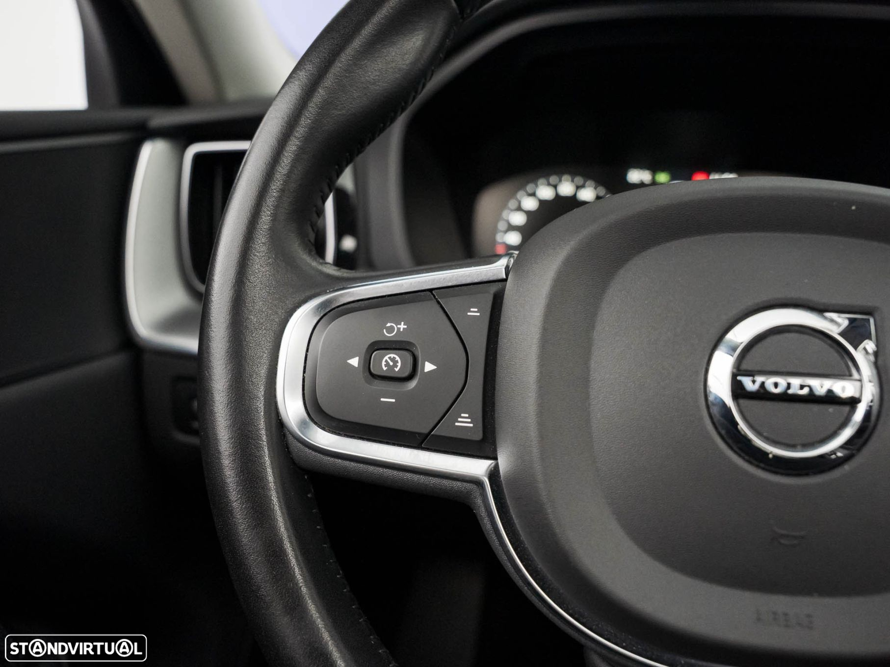 Volvo XC 60 2.0 T8 PHEV Momentum Plus AWD - 24