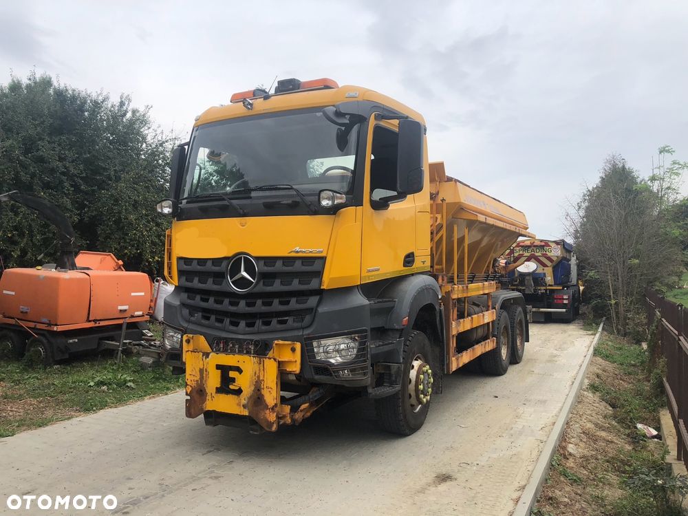 Mercedes-Benz Arocs 3333 6x6 piaskarka solarka econ pług schmidt - 3