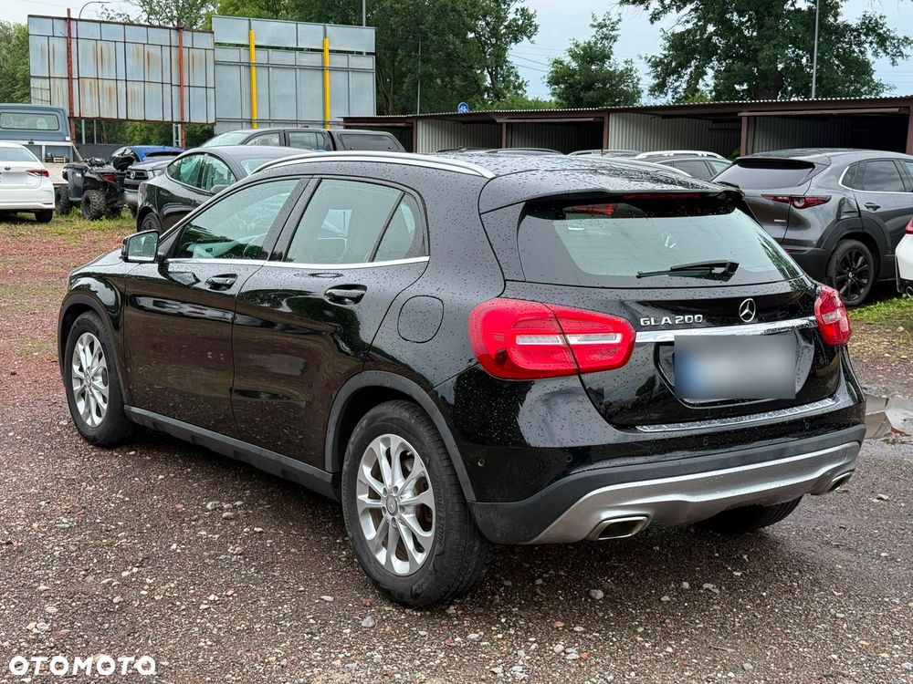 Mercedes-Benz GLA 200 7G-DCT - 10