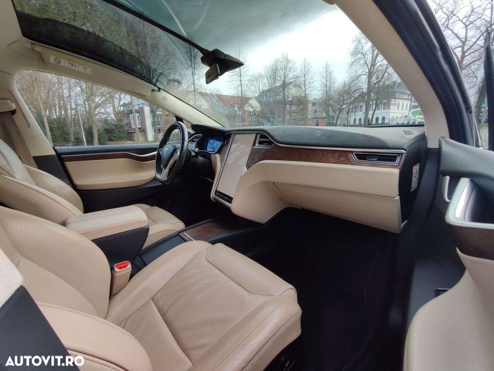 Tesla Model X - 7